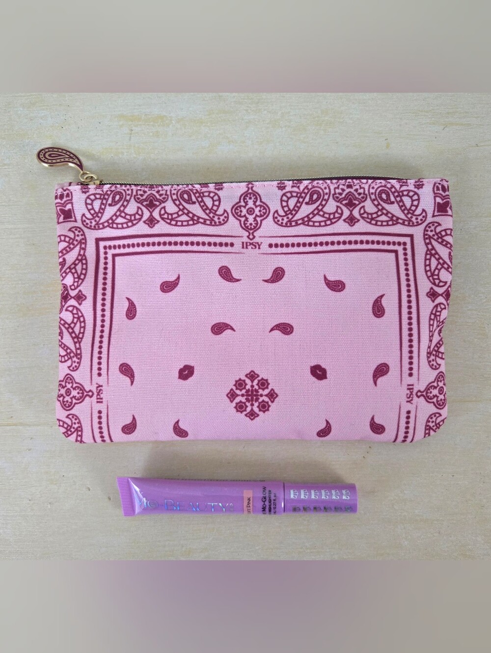 NEW Ipsy Bandana Make Up Bag With Mo-Beauty Gimme Mo-Glow Soft Pink Highlighter